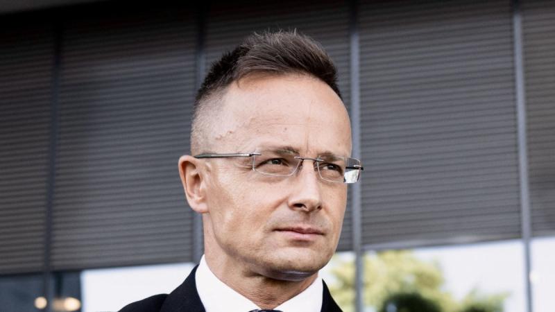 Szijjártó: Magyarország demokratikusabb, mint ahogyan azt sokan állítják + videó

Szijjártó Péter, a külgazdasági és külügyminiszter, a legutóbbi nyilatkozatában hangsúlyozta, hogy Magyarország demokratikus rendszere sokkal erősebb és átláthatóbb, mint am