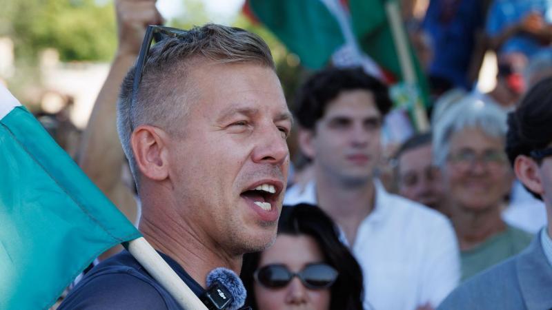 Magyar Péter különleges lehetőséget kínál híveinek: ingyenes buszos utazással és telekocsis megoldásokkal egyesíti őket október 23-án. Célja, hogy minél többen részt vehessenek az eseményen, és együtt ünnepelhessék a történelmi jelentőségű napot.