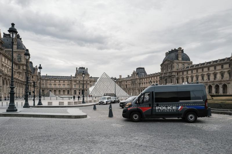 Sarokcsiszolóval zsarolták a munkavállalókat, miközben a vitrineket brutálisan feltörték – itt van minden, amit a Louvre-ban történt ékszerrablásról tudni érdemes.