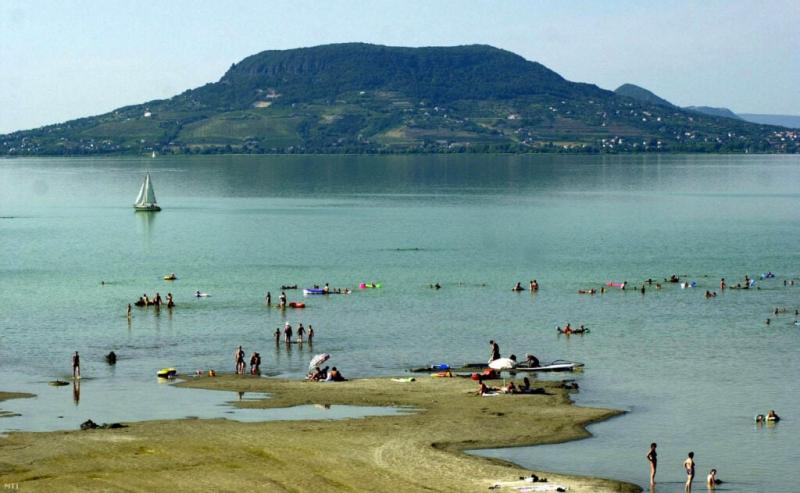 A Balatonról írtak valójában nem tükrözik a valóságot; sokakat félrevezettek ezzel a hamis információval.