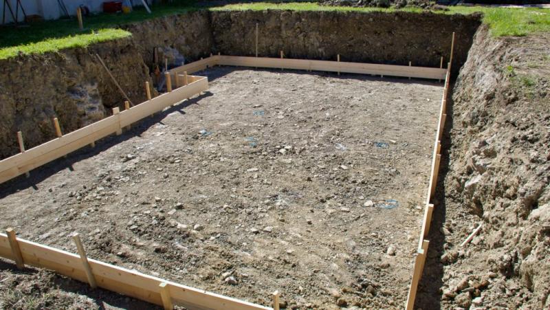 A kertjében egy férfi medencét ásott, és közben váratlanul hatalmas kincsekre bukkant, melyeket szatyrokba rejtettek.