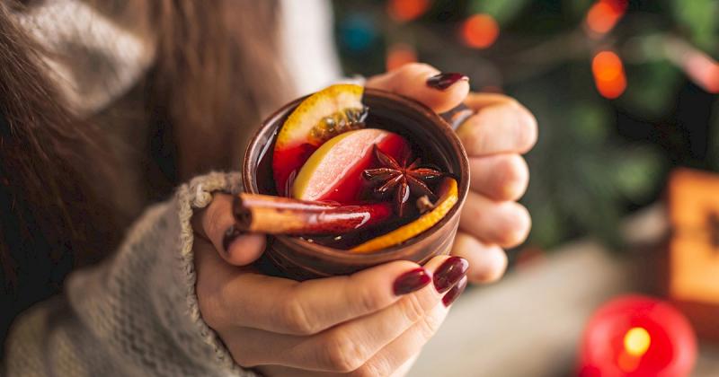 A forralt bor elkészítésekor gyakran elkövetjük azt a hibát, hogy felforraljuk az italt, pedig valójában ez nem kívánatos. A megfelelő módszer az, hogy alacsony hőfokon melegítjük, így megőrizzük az ízek finomságát és az alkoholtartalmat is.